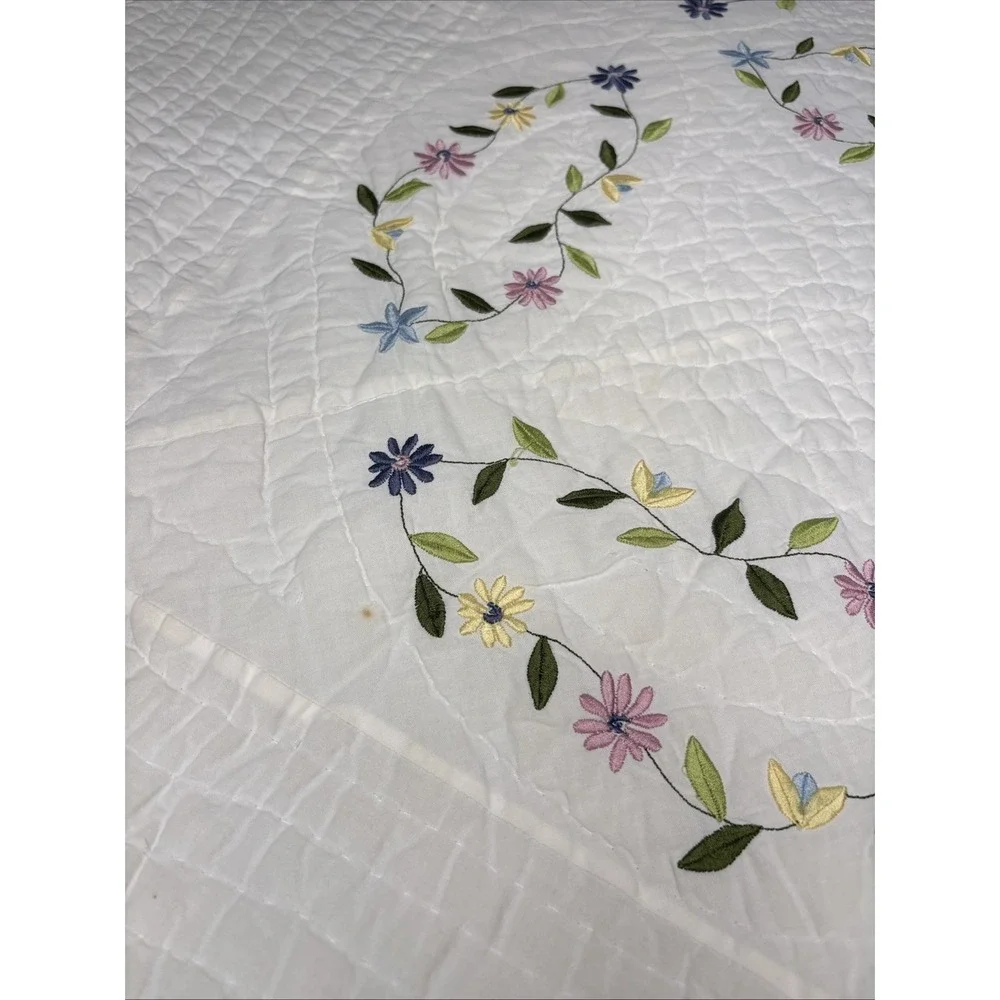 Embroidered Floral Wreath Full Cream Quilt & Shams Scalloped Edge Cottagecore